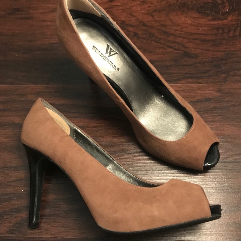 Worthington Camel suede peekaboo pumps